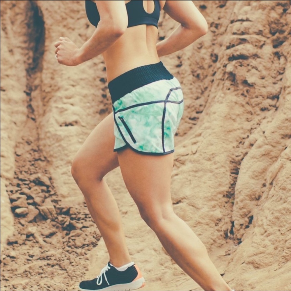Lululemon Tracker Short 2 Way Stretch Spray Dye White Blue Tropics Black